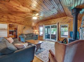 Rustic Cabin Retreat on Rangeley Lake!, hytte i Rangeley