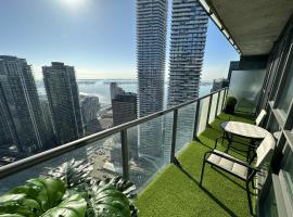 Luxury Downtown Toronto 2 Bedroom Suite with City and Lake Views and Free Parking、トロントのビーチ周辺のバケーションレンタル