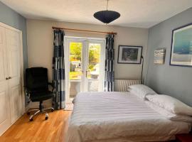 One double bedroom with en suite in Paddock Wood، فندق بالقرب من حديقة هوب فارم كانتري، بادّوك وود