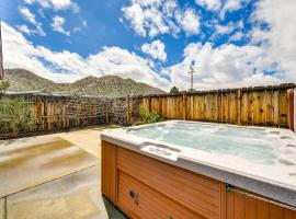 Rural California Getaway with Private Hot Tub, hotel en Pioneertown
