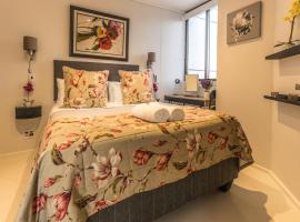 Viesnīca Flamingo Sea Point Sea View Luxury Best Position 1 Bedroom Apartment Queen Size Bed & Inverter For TV Keiptaunā, netālu no apskates objekta MyCiTi Station Queens Beach