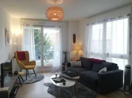 Spacieux, lumineux, équipé - balcon & parking