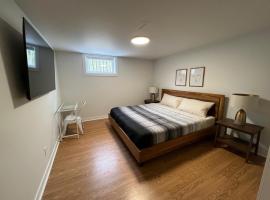 Letitia Heights !B Spacious and Quiet Private Bedroom with Shared Bathroom, location de vacances à Barrie