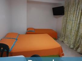 Habitación Triple Equipada, Posada Villa Mayo a 5 minutos de Playa Parguito, hôtel pour les familles à Loma de Guerra