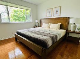 Letitia Heights !F Spacious and Stylish Private Bedroom with Shared Bathroom, feriebolig i Barrie