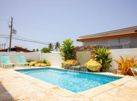 R&V Combate Beach House, 2nd Floor with Pool, allotjament vacacional a Cabo Rojo