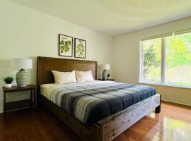 Letitia Heights !G Stylish and Spacious Private Bedroom with Shared Bathroom, holiday rental in Barrie
