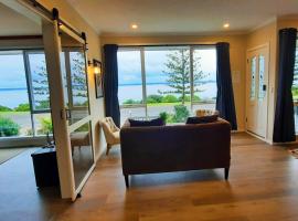 Captains on-the-seafront - stunning sea views- 4br 2bth - large waterfront house, vacation rental in Kingscote
