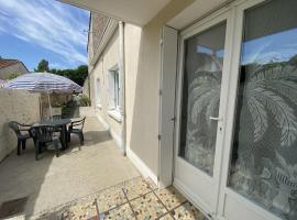 Maison à Fouras: Proche plages et centre, jardinet, 1 chambre - FR-1-709-52, hotel v destinaci Fouras