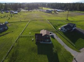 Rustic Range Retreat - Glacier Park Getaway, maison de vacances à Columbia Falls