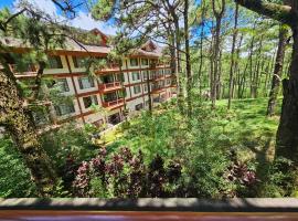 The Forest Lodge at Camp John Hay with balcony and parking privately owned unit 272، فندق 5 نجوم في باغيو