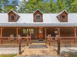 Private Cabin w King Bed and Private Hot Tub, cottage in Rogers