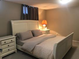 Licensed spacious basement suite with two king size beds，奇利瓦克的飯店