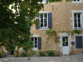 Le Prieuré, Bed & Breakfast in Lézigné