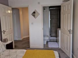 Modern two bedroom flat, hotel di North Stifford