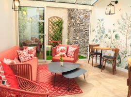 Logis Hôtels- Hôtel Marguerite d'Anjou Angers château, hotel v destinaci Angers