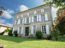 Maison de Maître avec Grand Parc arboré clos de murs, hotell i Nérac