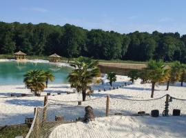 Mobil Home XXL 4 chambres - Camping Le Sen Yan، فندق في Mézos