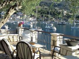 Waterside Apartments, hotel in Ayia Evfimia