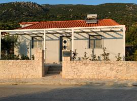 Villa Theoni, hotel com estacionamento em Sami