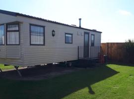 Brilliant 6 Berth Caravan Nearby Scratby Beach, Norfolk Ref 43081b, hotel in Scratby