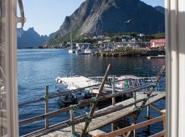 Authentic central located cabin close to Reinebringen Lofoten, hotel di Reine