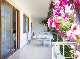 House w Balcony and Garden 1 min to Beach in Datca, apartamento en Datça