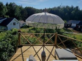 Romantic farmhouse with idyllic garden, hotel din Bamble