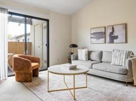 Mountain View 1BR w Pool Gym 5 mins to Target SFO-939, hotel in Mountain View