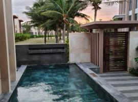 Exquisite Tropical Private Pool Villa With Beach Access, hytte i Dien Khanh