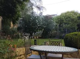 Appartement avec accès piscine et jardin dans hôtel particulier
