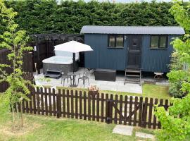 Shepherds Hut with Hot Tub, hotel a Wells