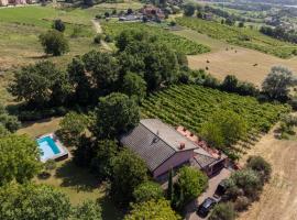 Exclusive Duplex Villa con piscina e vista, hotel in Strognano