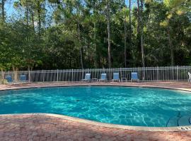 Upscale: Pool w/KING Bed, Long Stay by Tampa Palms, villa in Tampa