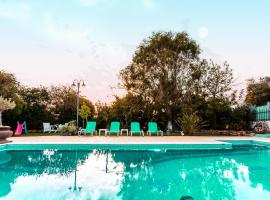 Beachfront luxury villa-Private pool,Garden Heaven, hotel u gradu 'Kyparissia'