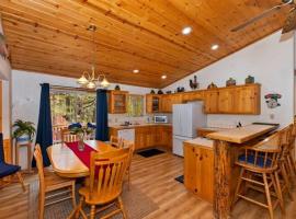 Cozy Adorable Cabin / Scenic Outdoor dining area, casa de temporada em Big Bear City