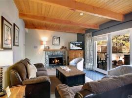 Cozy Mountain Retreat with Private Jacuzzi, hotell i Big Bear Lake