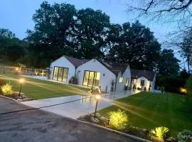 Entire Newly built Luxurious Villa Just Steps from Royal Ascot Racecourse, only 10 mins from Windsor Castle and 5 mins from Legoland Windsor Resort