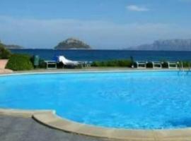 Modern flat in residence with pool and direct sea access, apartement sihtkohas Casa Tamponi