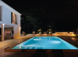 The Rock Stars Villa With Private Pool And Beach, casă de vacanță din Danilovgrad