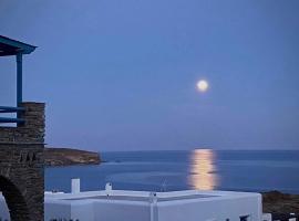 Tinos Beautiful Sunrise Apartment Near Agios Sostis Beach, vakantiewoning aan het strand in Agios Sostis