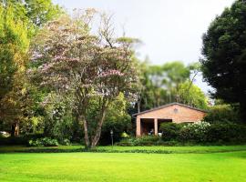 Elvandar Country Cottage, hotel na may parking sa Hilton