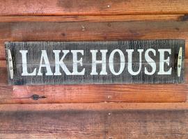 The Lake House only 300 yds from East Port Marina!, casa rústica em Alpine