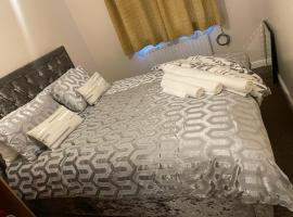Lovely 3 Bed Short Stay, family hotel in Manchester