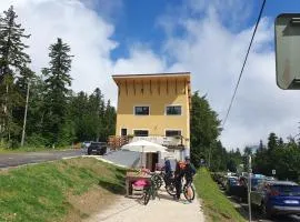 Chalet Jaune Charmant SOM