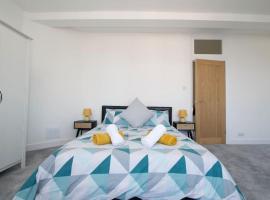 Beautiful large 3-bed coastal flat with parking., ваканционно жилище в Фринтън-он-Сий