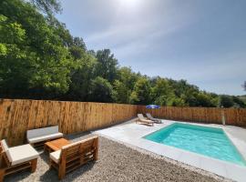 Holiday home with private pool ''Lux Banja Luka'', koča v Banji Luki