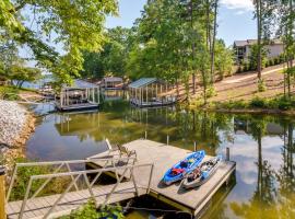 South Carolina Retreat with Fireplace and Lake Access!, dovolenkový dom v destinácii Seneca