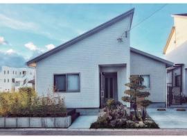 空港まで車で15分〜ビーチまで徒歩1分〜海沿いの野鶴居, cottage in Maezato