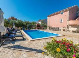 Four-Bedroom Holiday Home In Miranje